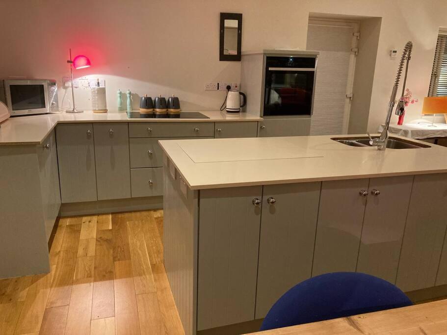 2 Quay Road, Killala. Stunning Sea Front Cottage 外观 照片
