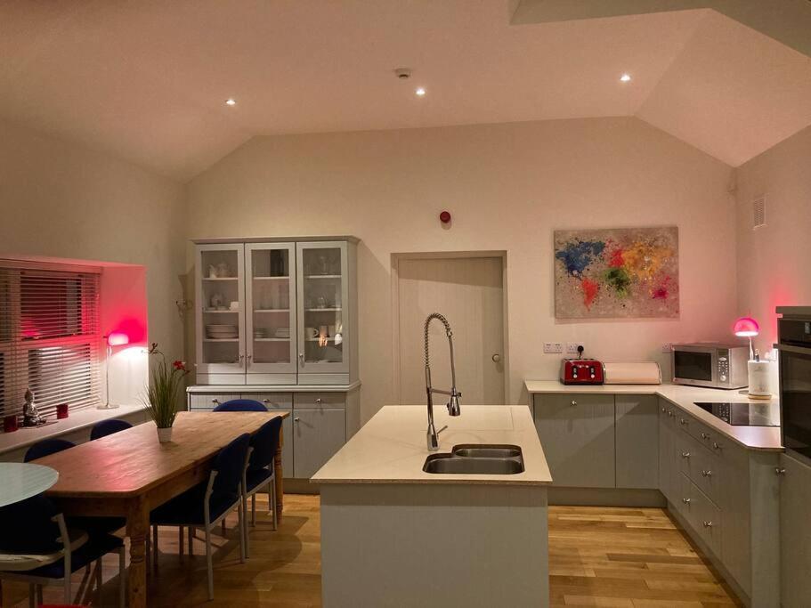 2 Quay Road, Killala. Stunning Sea Front Cottage 外观 照片